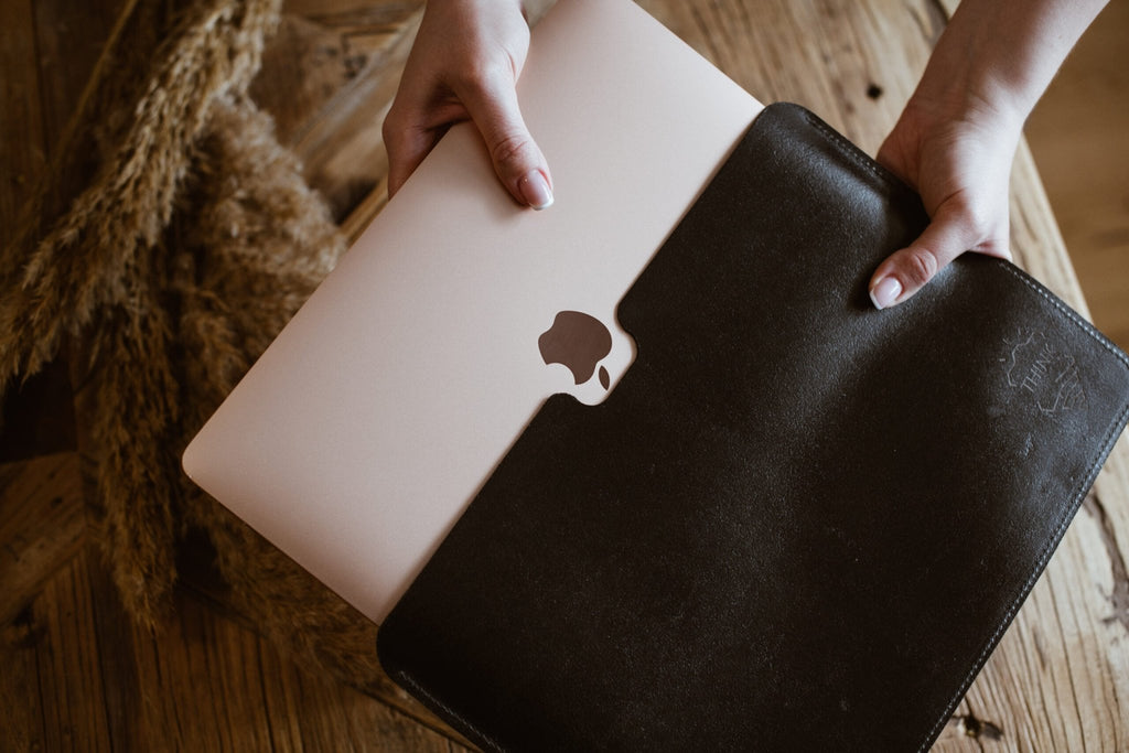 Skórzane etui na MacBook 13" Pro/Air - czarne - Lukas shop %