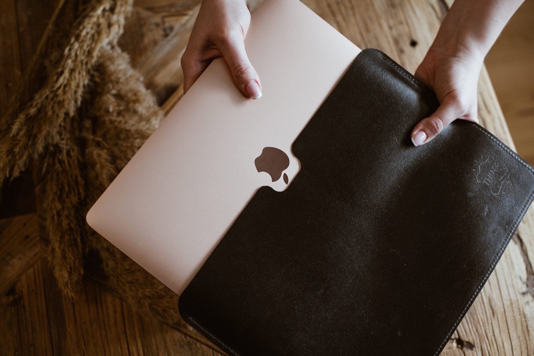 Skórzane etui na MacBook 13" Pro/Air - czarne - Lukas shop %